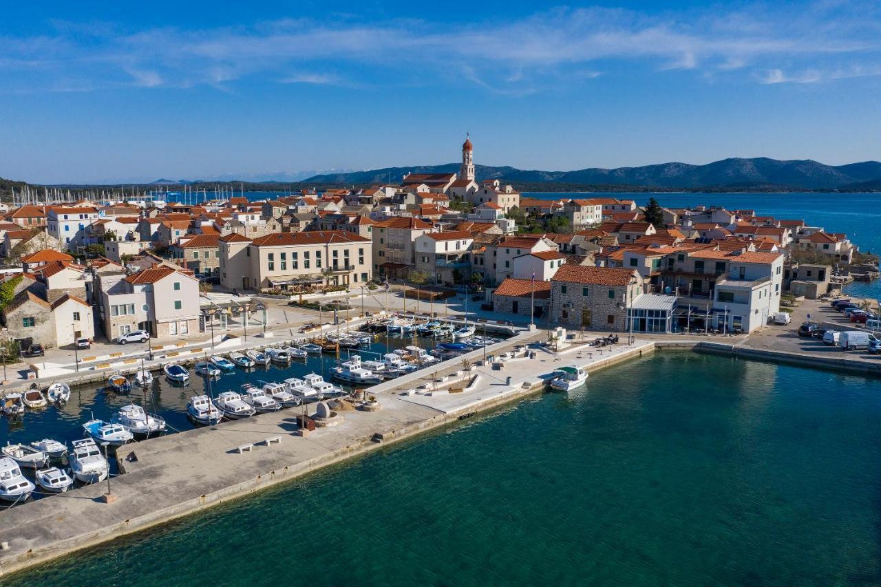 Dvor * Betina (Sibenik-Knin)